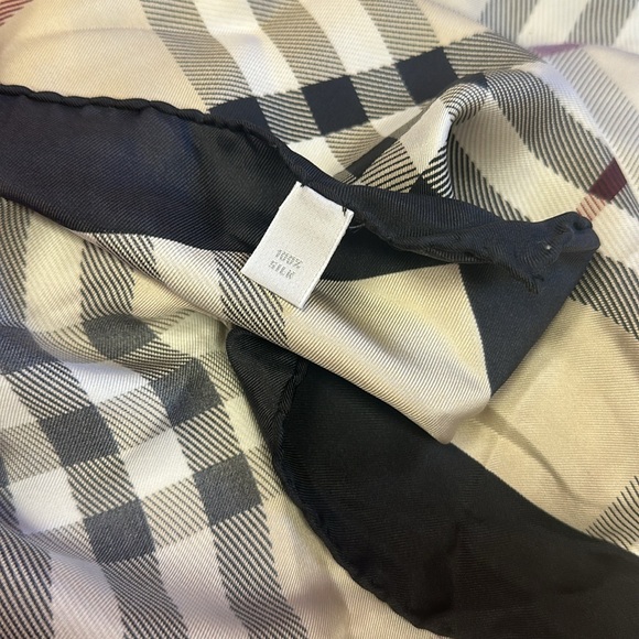 Burberry Scarf 100% silk - Picture 4 of 4